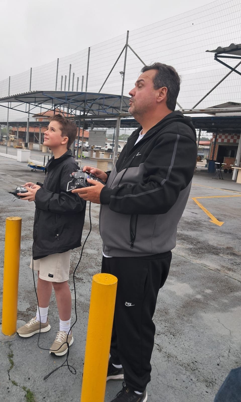 Fernando Bartolomeu e o aluno Thiago pilotando juntos, com os rádios ligados pelo cabo trainer