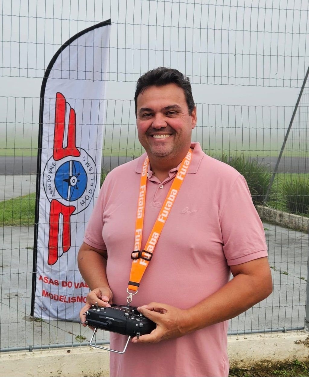 Fernando Bartolomeu com o rádio na mão no Asas do Vale