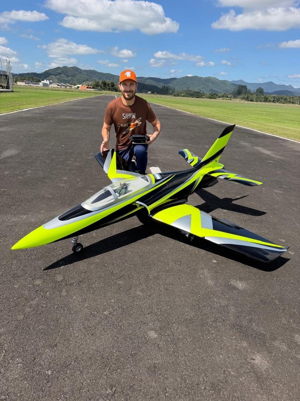 Starjet amarelo e preto na pista do Asas do Vale com o piloto ao fundo