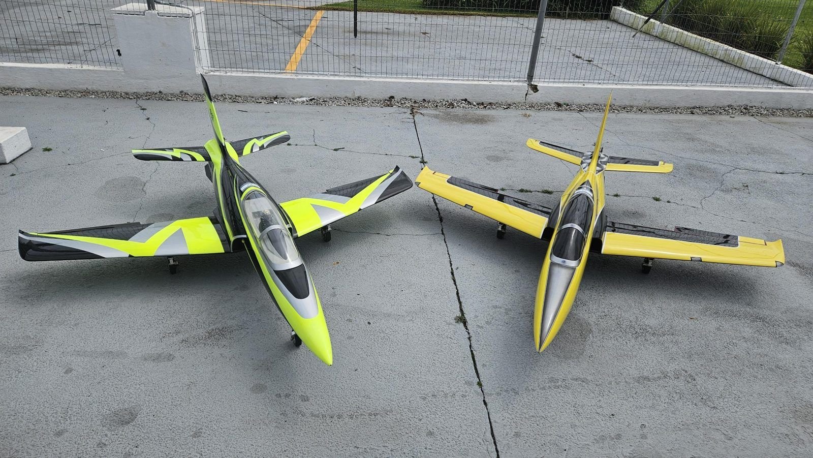 Os dois Starjets da escola lado a lado no pátio